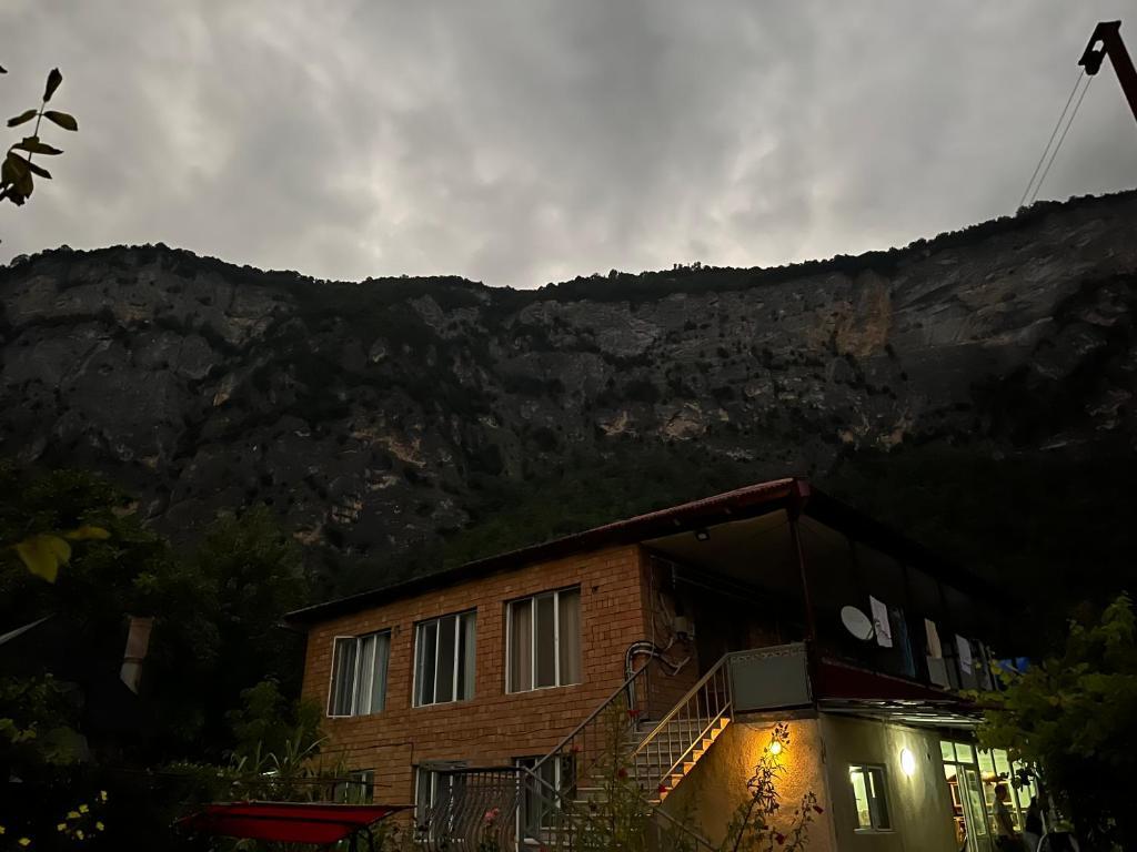 Guest House Oasis - Tvishi Eksteriør bilde